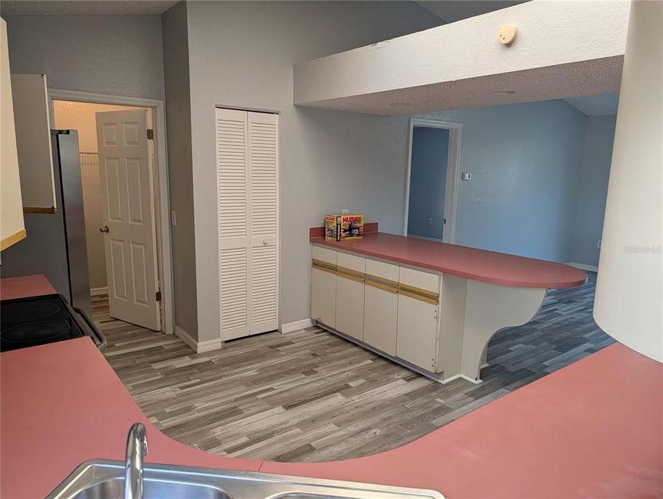 For Rent: $2,140 (3 beds, 2 baths, 1711 Square Feet)