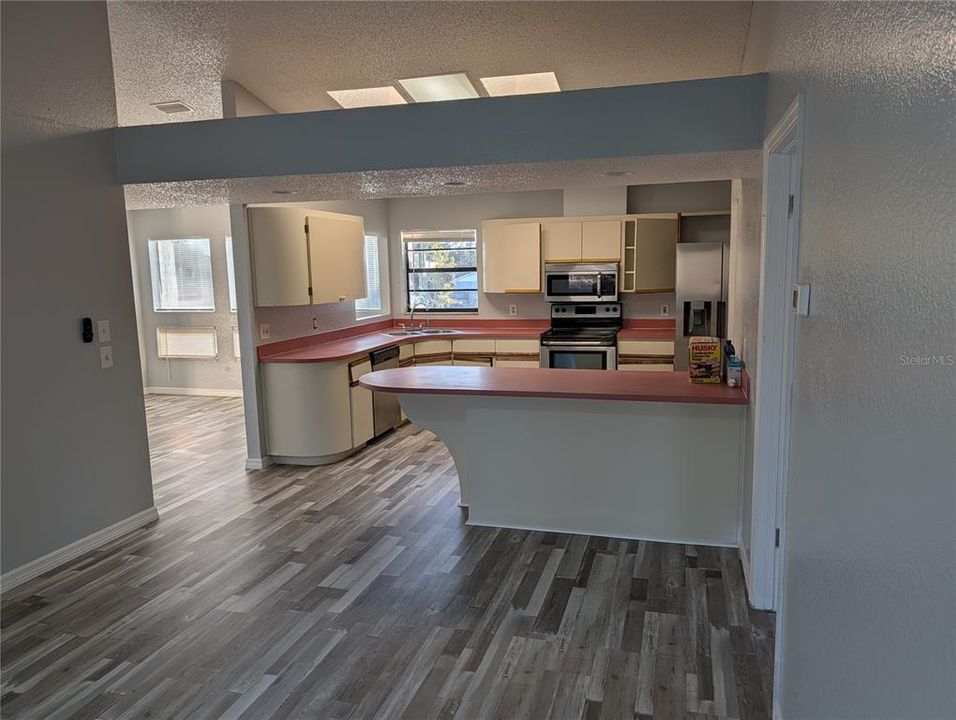 For Rent: $2,140 (3 beds, 2 baths, 1711 Square Feet)