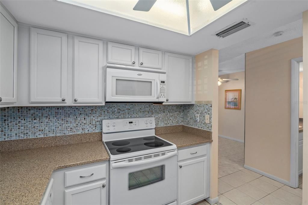 For Sale: $164,500 (1 beds, 1 baths, 760 Square Feet)