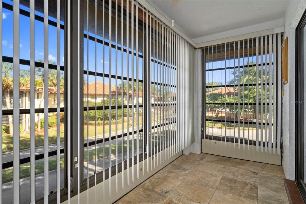 For Sale: $164,500 (1 beds, 1 baths, 760 Square Feet)