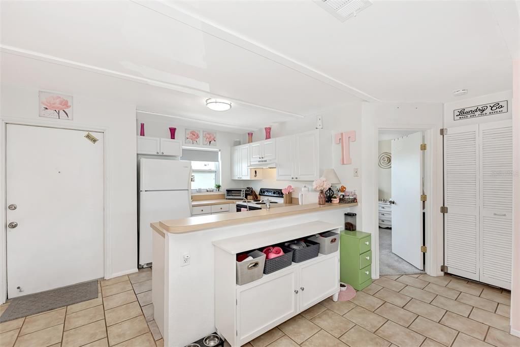 For Sale: $149,800 (2 beds, 2 baths, 860 Square Feet)