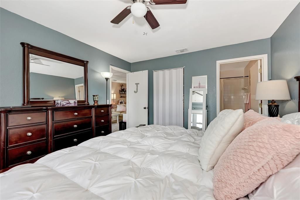 For Sale: $149,800 (2 beds, 2 baths, 860 Square Feet)