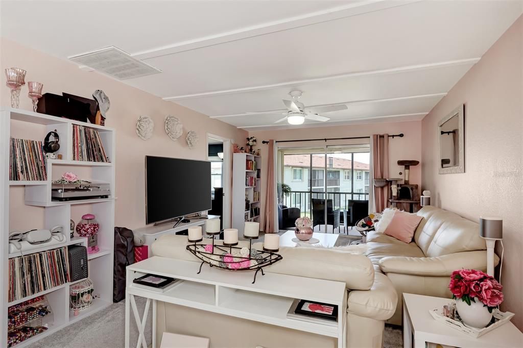 For Sale: $149,800 (2 beds, 2 baths, 860 Square Feet)