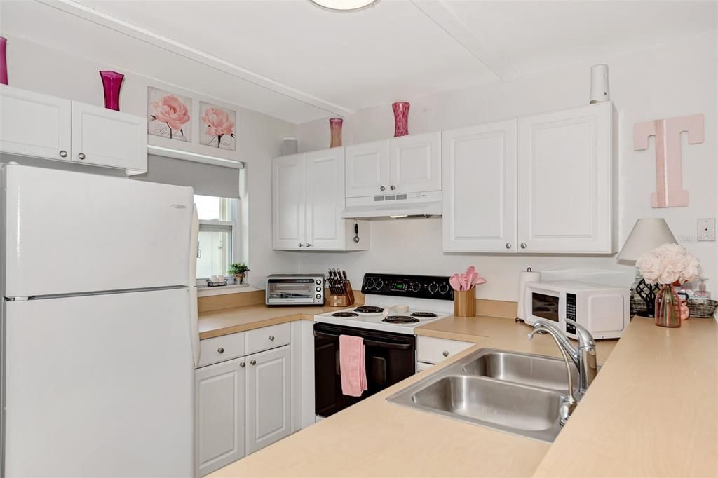 For Sale: $149,800 (2 beds, 2 baths, 860 Square Feet)