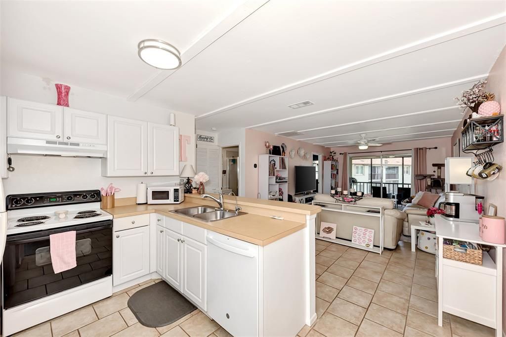 For Sale: $149,800 (2 beds, 2 baths, 860 Square Feet)