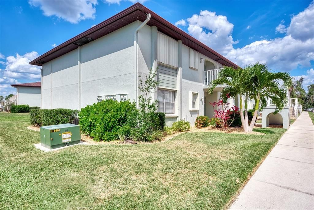 For Sale: $149,800 (2 beds, 2 baths, 860 Square Feet)