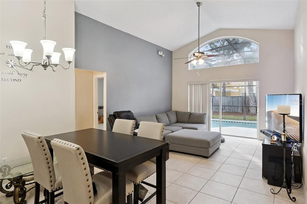 На продажу: $430,000 (5 спален, 3 ванн, 1960 Квадратных фут)