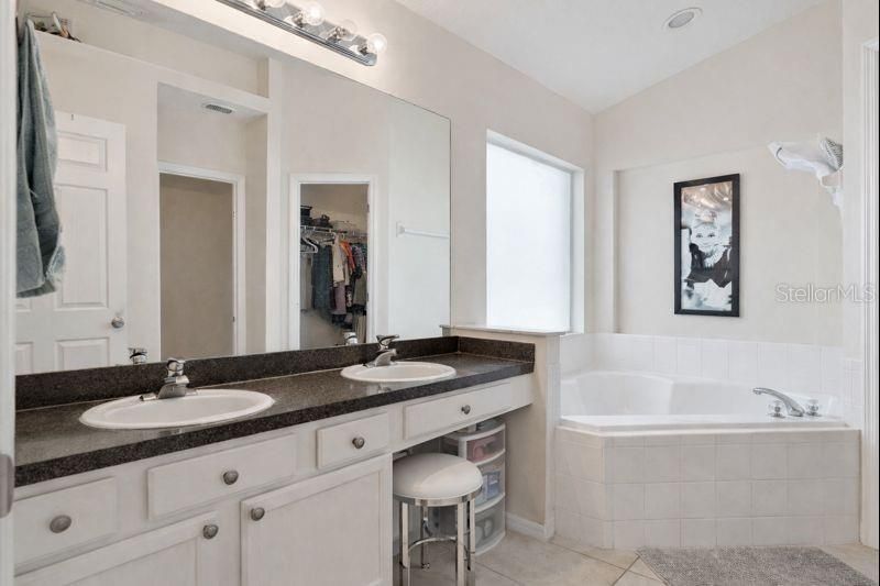 На продажу: $430,000 (5 спален, 3 ванн, 1960 Квадратных фут)