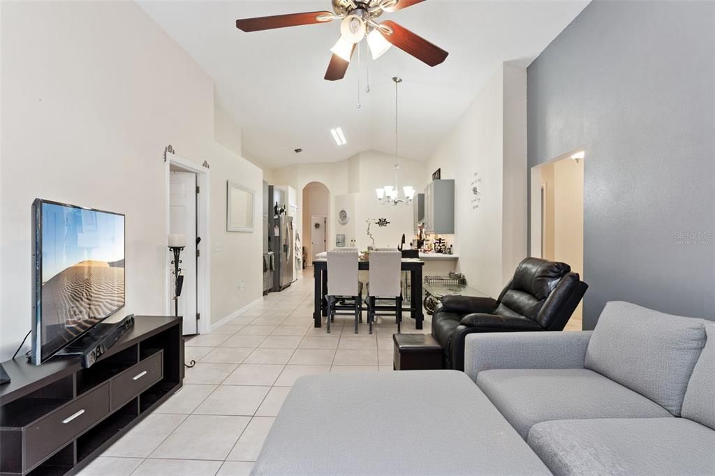 На продажу: $430,000 (5 спален, 3 ванн, 1960 Квадратных фут)