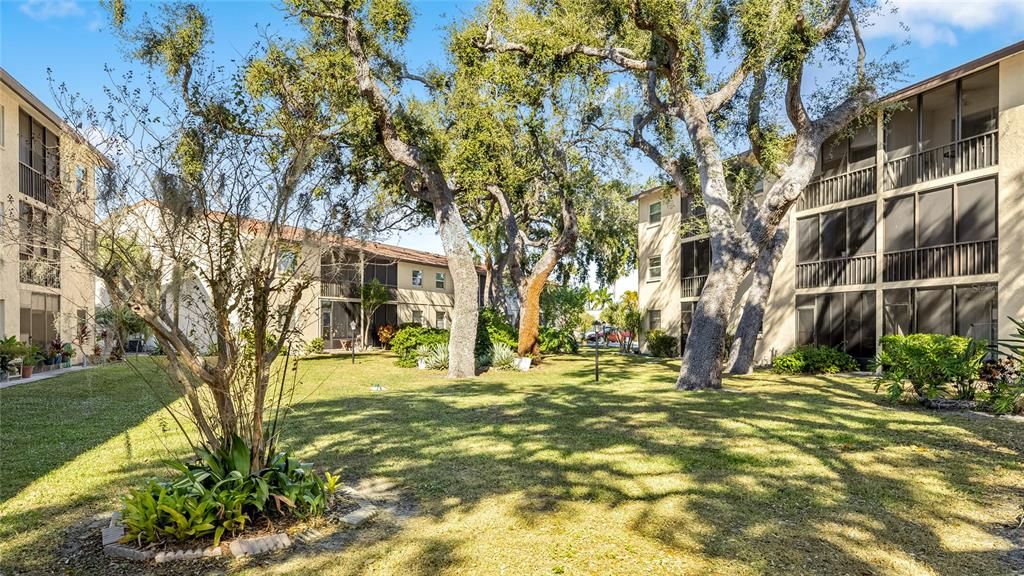 For Sale: $199,000 (2 beds, 2 baths, 951 Square Feet)