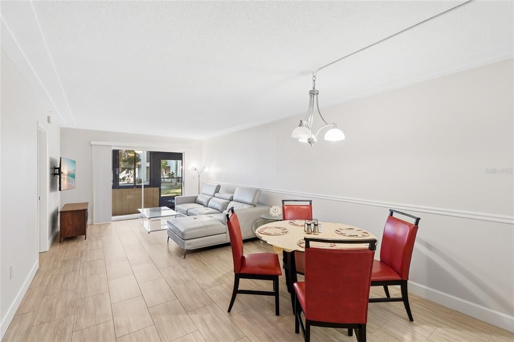 For Sale: $199,000 (2 beds, 2 baths, 951 Square Feet)