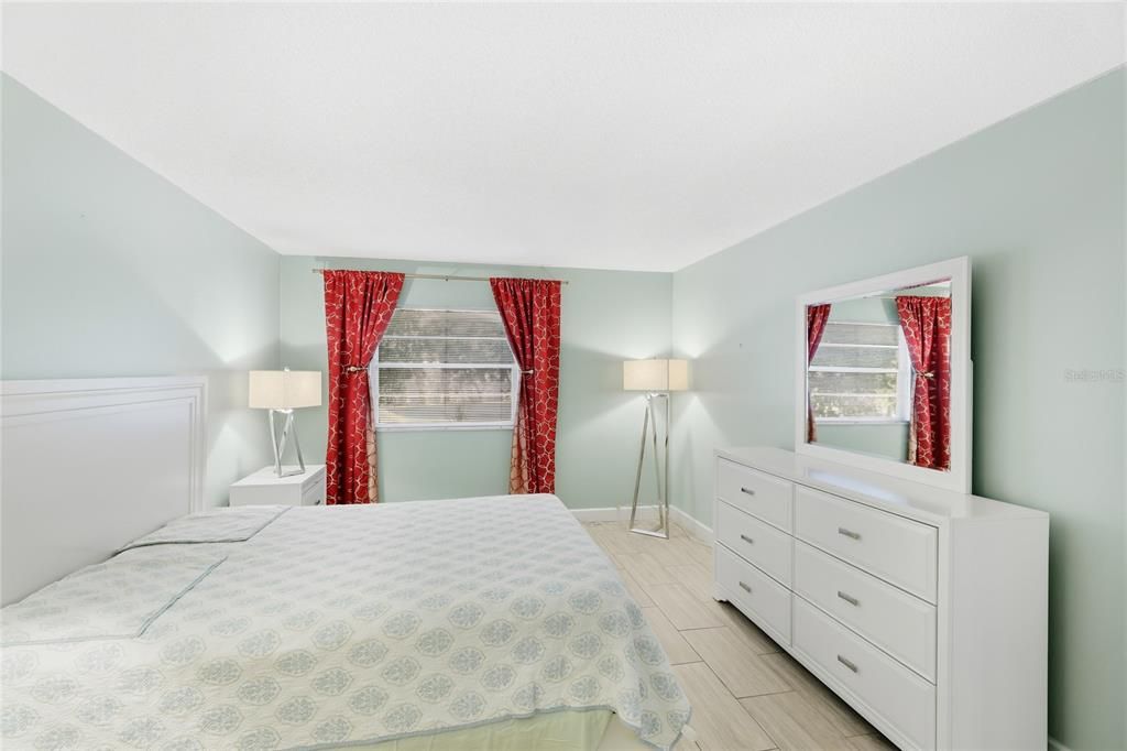 For Sale: $199,000 (2 beds, 2 baths, 951 Square Feet)