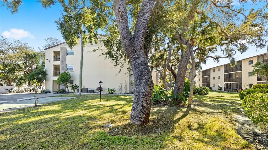 For Sale: $199,000 (2 beds, 2 baths, 951 Square Feet)