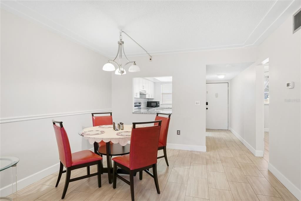 For Sale: $199,000 (2 beds, 2 baths, 951 Square Feet)