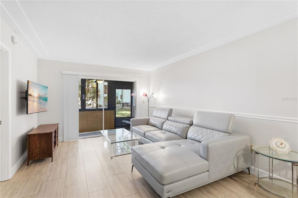 For Sale: $199,000 (2 beds, 2 baths, 951 Square Feet)