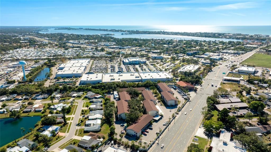 For Sale: $199,000 (2 beds, 2 baths, 951 Square Feet)