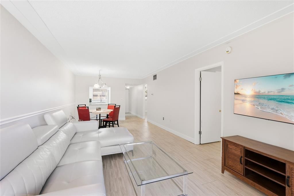 For Sale: $199,000 (2 beds, 2 baths, 951 Square Feet)