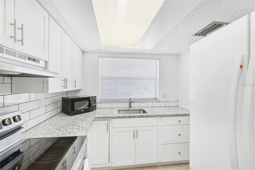 For Sale: $199,000 (2 beds, 2 baths, 951 Square Feet)