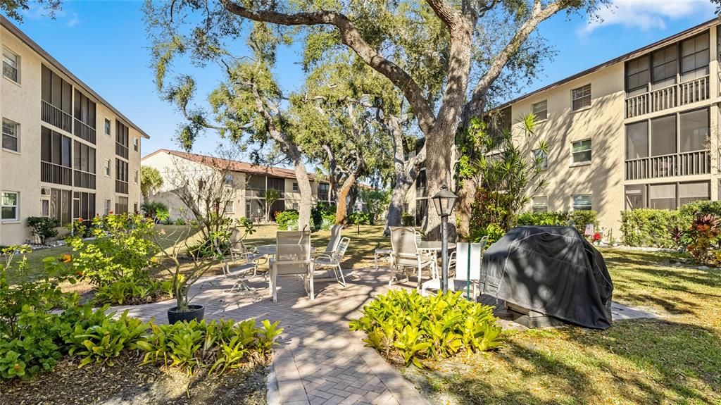 For Sale: $199,000 (2 beds, 2 baths, 951 Square Feet)