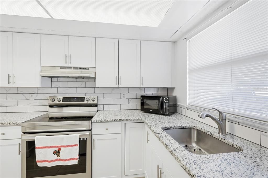 For Sale: $199,000 (2 beds, 2 baths, 951 Square Feet)