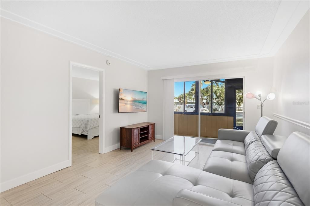 For Sale: $199,000 (2 beds, 2 baths, 951 Square Feet)