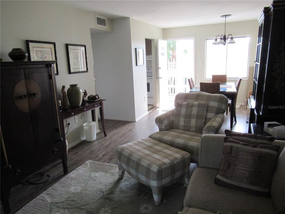 待售: $119,900 (2 贝兹, 1 浴室, 768 平方英尺)