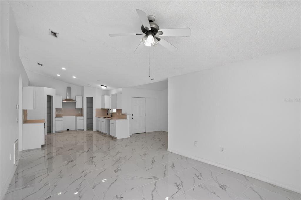 En Venta: $399,900 (4 camas, 2 baños, 2088 Pies cuadrados)