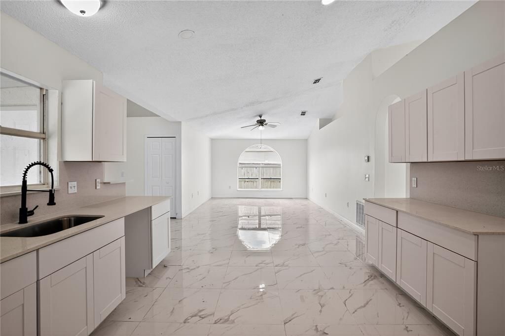 En Venta: $399,900 (4 camas, 2 baños, 2088 Pies cuadrados)