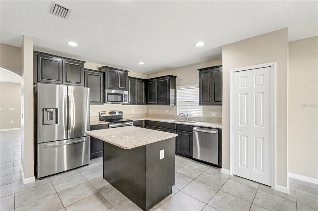 На продажу: $399,900 (3 спален, 2 ванн, 1770 Квадратных фут)