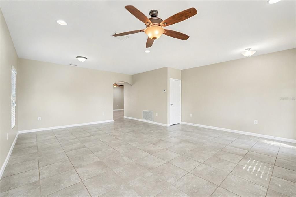 На продажу: $399,900 (3 спален, 2 ванн, 1770 Квадратных фут)