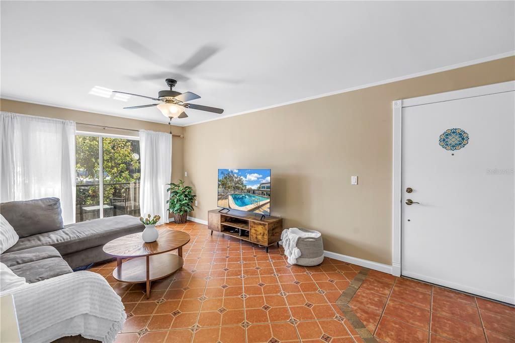 For Rent: $2,000 (1 beds, 1 baths, 714 Square Feet)