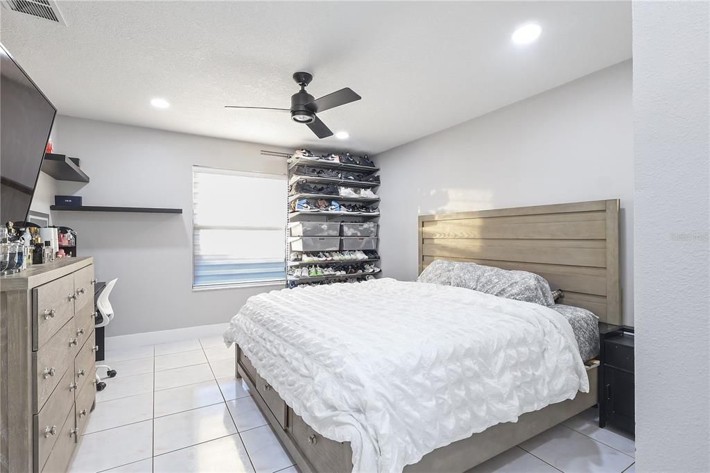 For Sale: $209,999 (2 beds, 2 baths, 992 Square Feet)