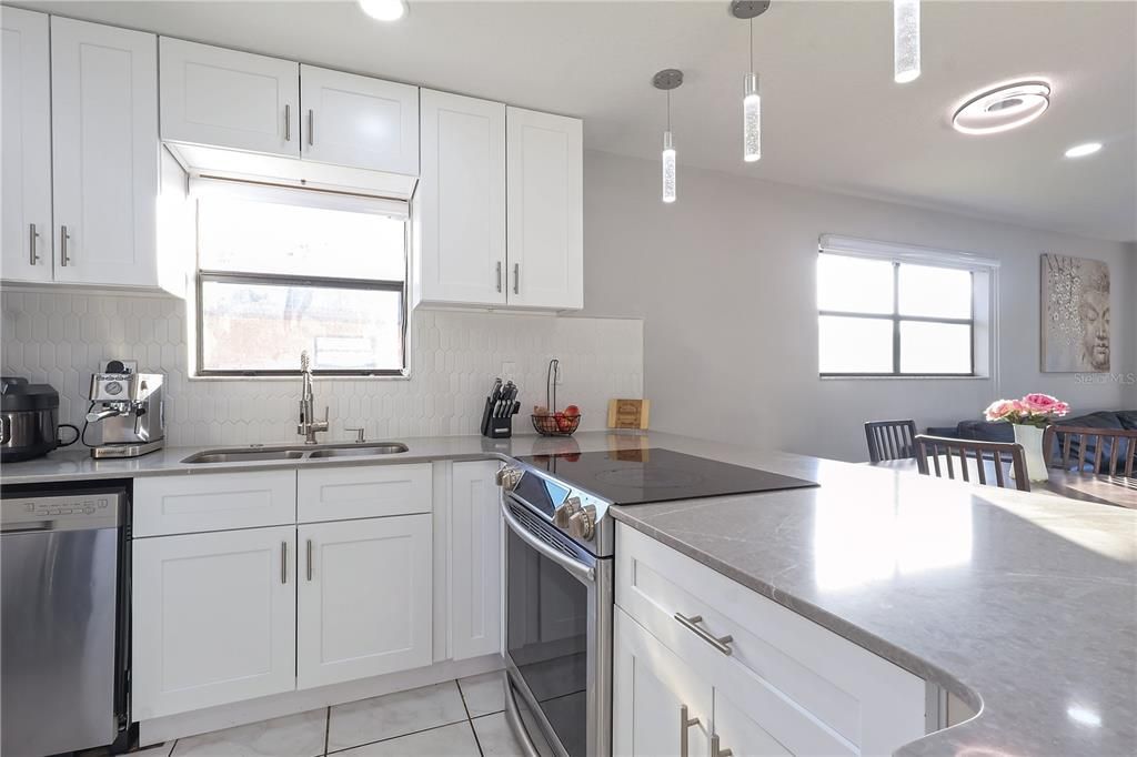 For Sale: $209,999 (2 beds, 2 baths, 992 Square Feet)