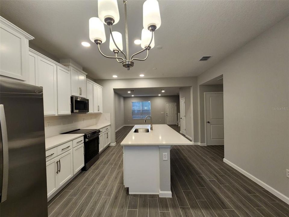 For Rent: $2,400 (3 beds, 2 baths, 1691 Square Feet)