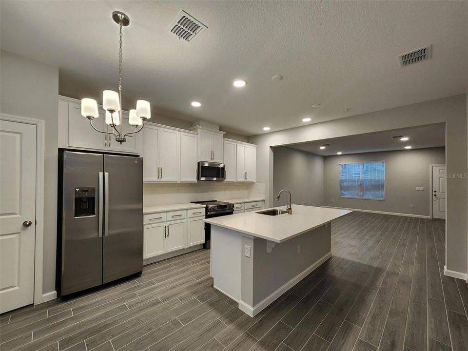 For Rent: $2,400 (3 beds, 2 baths, 1691 Square Feet)