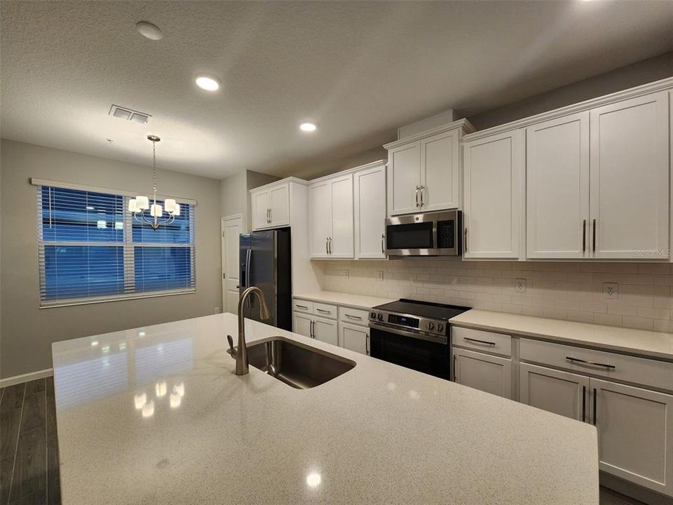 For Rent: $2,400 (3 beds, 2 baths, 1691 Square Feet)