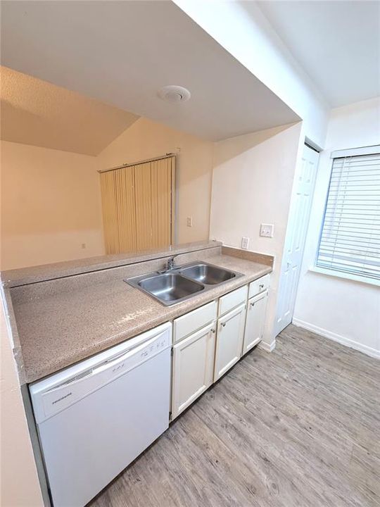 For Sale: $169,000 (2 beds, 1 baths, 930 Square Feet)