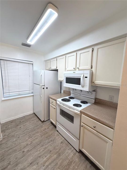 For Sale: $169,000 (2 beds, 1 baths, 930 Square Feet)