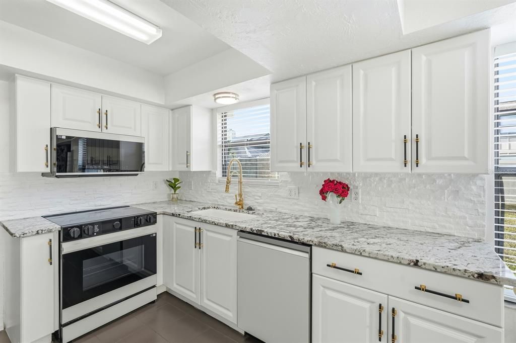 На продажу: $410,000 (3 спален, 2 ванн, 1872 Квадратных фут)