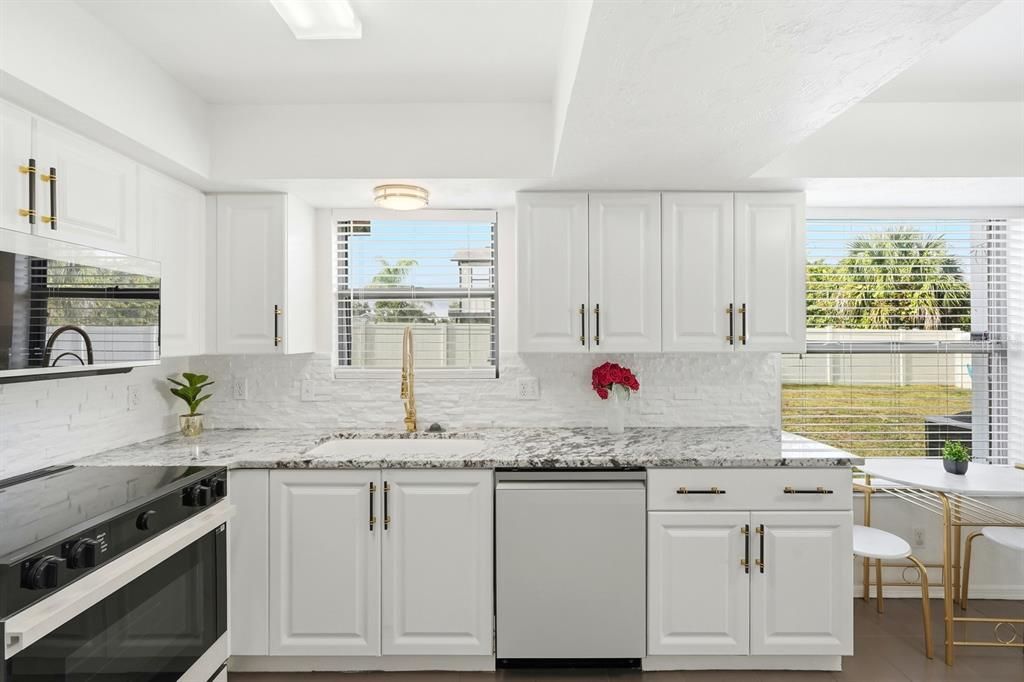 На продажу: $410,000 (3 спален, 2 ванн, 1872 Квадратных фут)