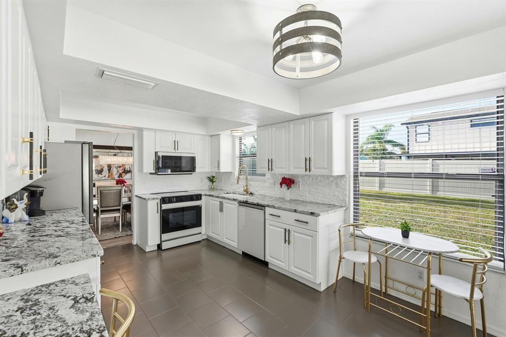 На продажу: $410,000 (3 спален, 2 ванн, 1872 Квадратных фут)