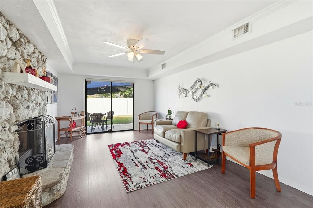 На продажу: $410,000 (3 спален, 2 ванн, 1872 Квадратных фут)