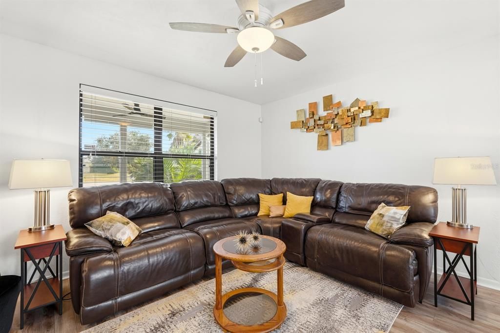 На продажу: $410,000 (3 спален, 2 ванн, 1872 Квадратных фут)