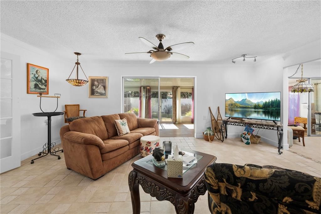 待售: $349,000 (2 贝兹, 2 浴室, 1585 平方英尺)