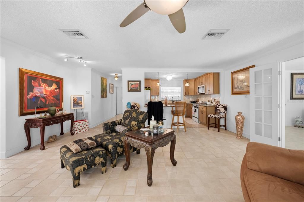 待售: $349,000 (2 贝兹, 2 浴室, 1585 平方英尺)