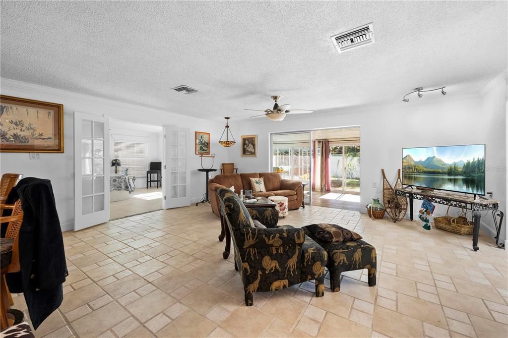 待售: $349,000 (2 贝兹, 2 浴室, 1585 平方英尺)