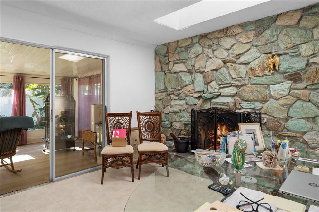 待售: $349,000 (2 贝兹, 2 浴室, 1585 平方英尺)