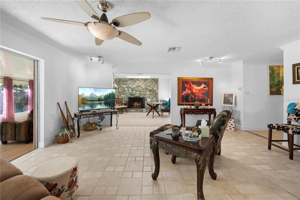 待售: $349,000 (2 贝兹, 2 浴室, 1585 平方英尺)