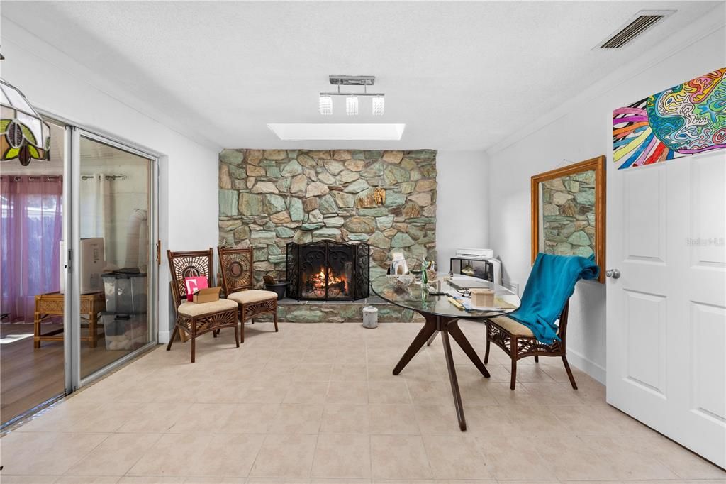 待售: $349,000 (2 贝兹, 2 浴室, 1585 平方英尺)