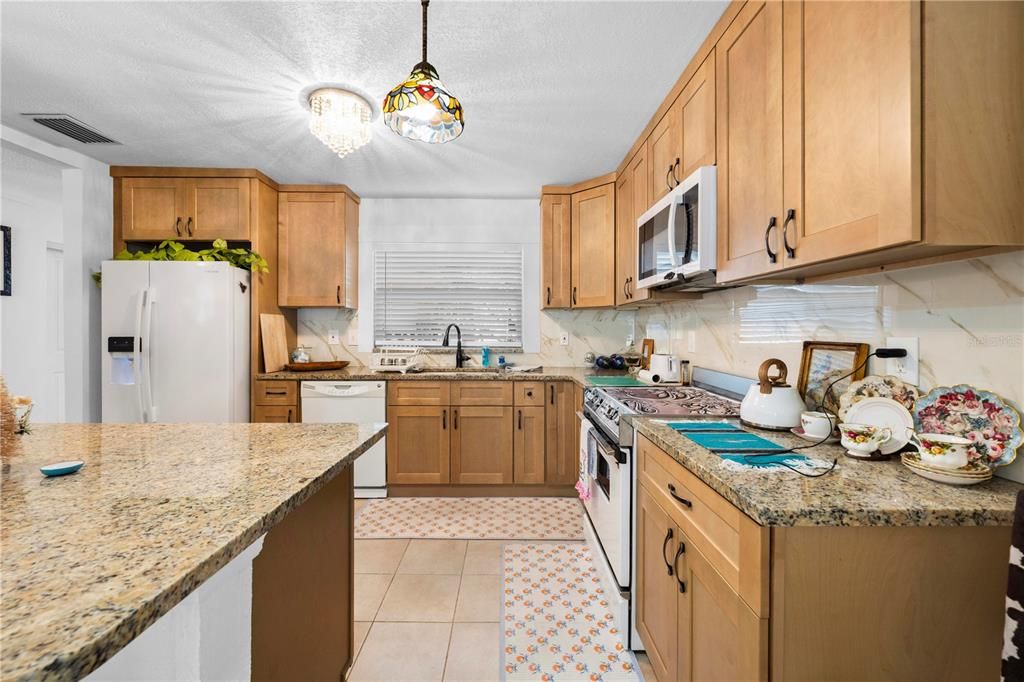 待售: $349,000 (2 贝兹, 2 浴室, 1585 平方英尺)